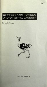 Wenn der straussvogel zum schreiten ausholt