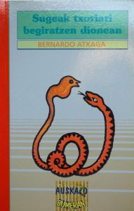 Sugeak txoriari begiratzen dionean